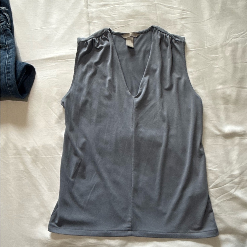 H&M - Gray V-Neck Sleeveless Blouse - XS